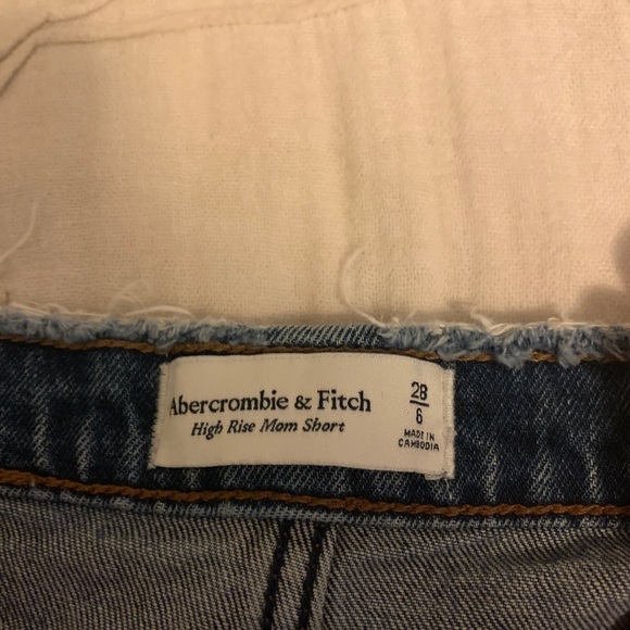 Medium wash, high waisted abercrombie shorts - Picture 3 of 3